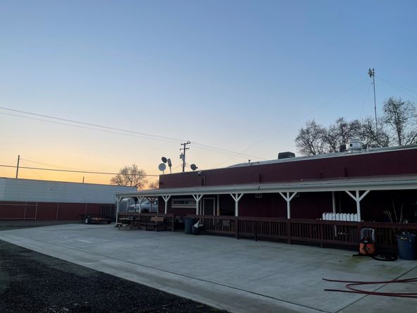 Turn Key Bar & Apartment in Riverdale, CA: 5020 19 1/2 Ave, Riverdale, CA 93656